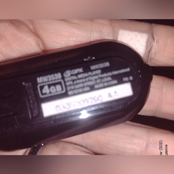 GPX MW353B Digital Audio Player W Display 4 GB - Picture 10 of 10